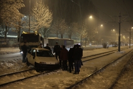 Sarajevo: Automobil završio na šinama