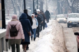 Banjaluka pod snijegom: Trotoari i dalje zatrpani, pješaci u koloni po ...