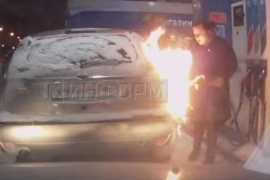 Hit na internetu: Sipala gorivo i ruke grijala upaljačem (VIDEO)