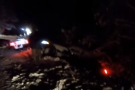 Izvlačili automobil iz provalije pa pukla sajla (VIDEO)