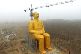 Kineski biznismeni podigli džinovsku pozlaćenu skulpturu Mao Cetunga
