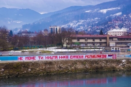 U Foči postavljen transparent dug 50 metara