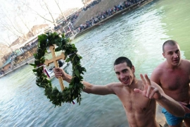 Ni minus nije spriječio tradiciju: Građani RS plivali za Časni krst ...