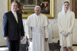 Princeza Charlene u bijelom na primanju kod Pape (FOTO)