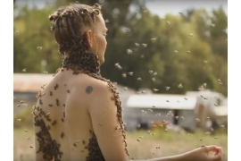 Žena pleše dok joj 10.000 pčela prekriva tijelo (VIDEO)