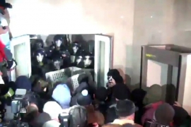 Moldavija: Snažne policijske snage opkolile zgradu parlamenta (VIDEO)