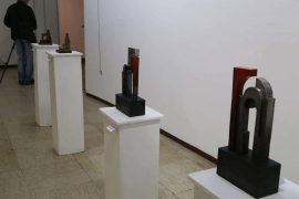 Skulpture od uništenog oružja i betona