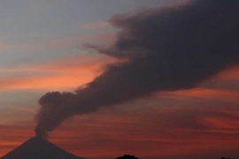 Vulkan Popokatepetl izbacuje pepeo
