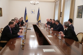 Počeo sastanak predstavnika SDA i SBB, brojni novinari ispred zgrade ...