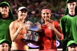 Trofej za Martinu Hingis i Sanju Mirzu na Australijan openu
