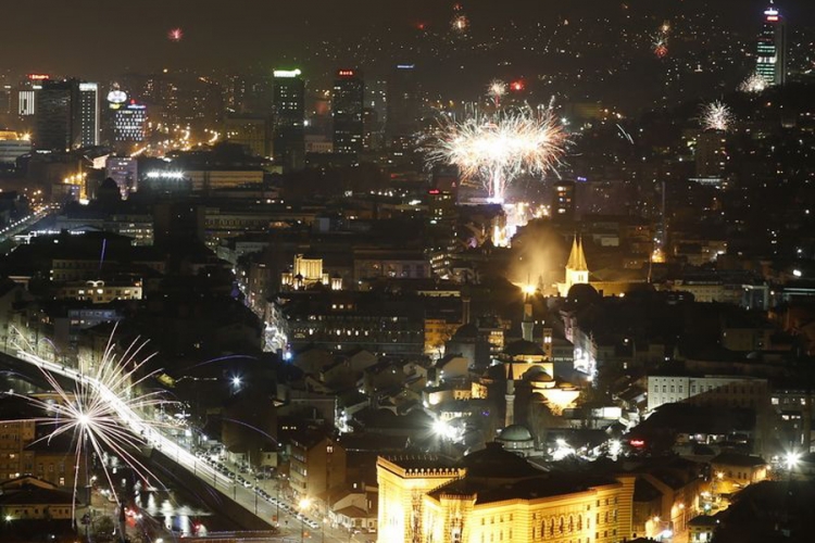 Građani BiH uz vatromet i muziku dočekali 2016. (FOTO)