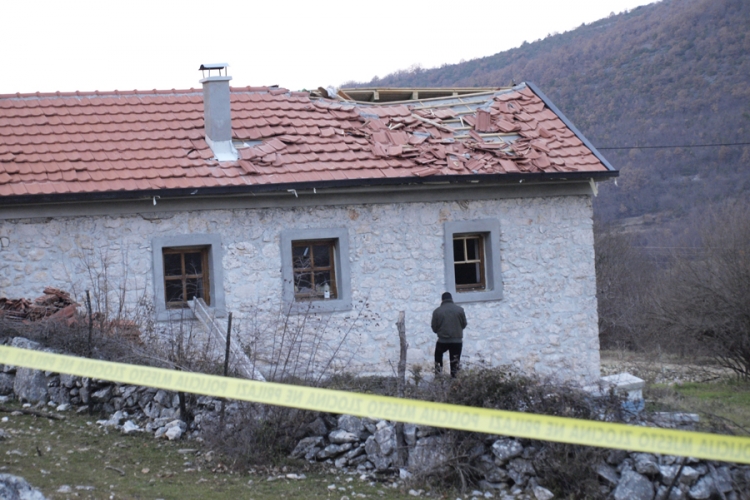 Trebinje: Eksplozivna naprava bačena na kuću upravnika zatvora (FOTO)