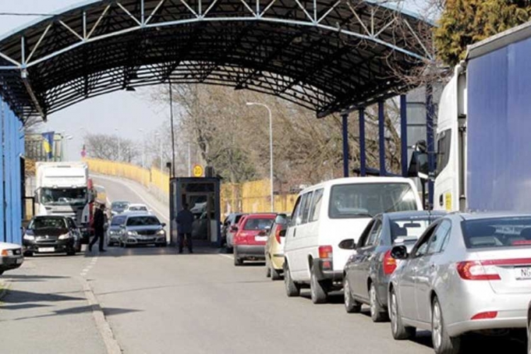 Na graničnim prelazima Brod i Velika Kladuša čeka se i do 90 minuta