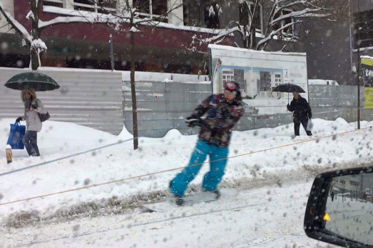 Dogodovštine u Banjaluci: Snježne ulice pohodi na snoubordu (VIDEO)