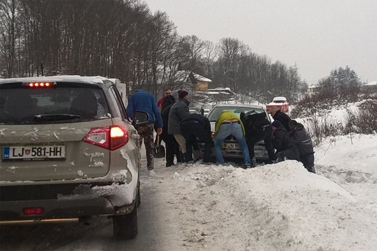 Vozačka solidarnost u Doboju: Iznijeli na rukama auto iz kanala