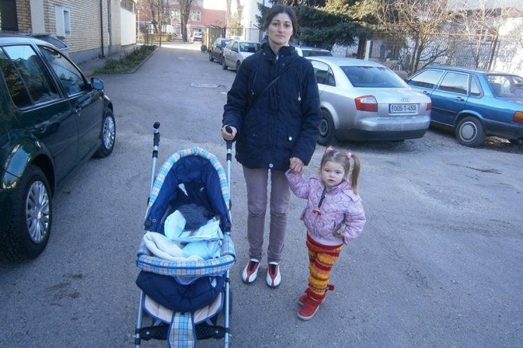 Teška borba za život samohrane majke: U novu godinu gladni i promrzli