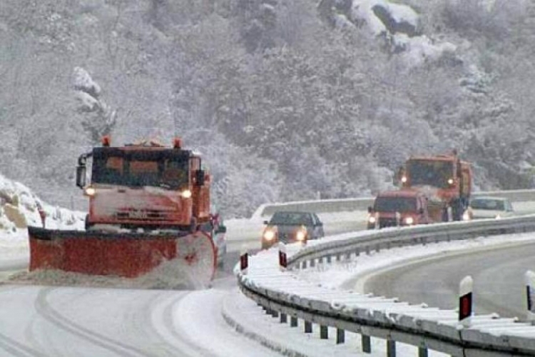 Ugažen snijeg i poledica na putevima u BiH, na graničnim prelazima zadržavanja do 30 minuta