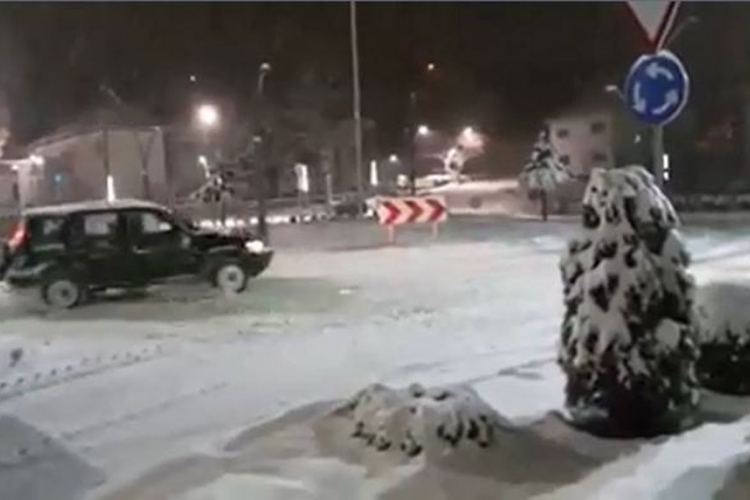 Cazinjanin pokazao kako brzo očistiti kružni tok od snijega (VIDEO)