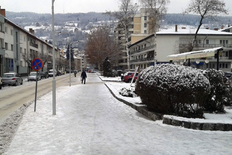 Foča: Trotoari kao klizališta