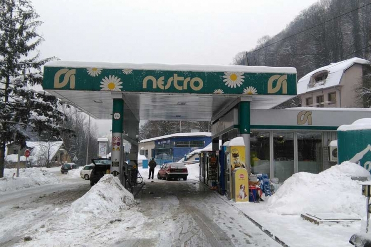 Banjaluka: Opljačkali Nestro pumpu pa udarili vozilom u drvo