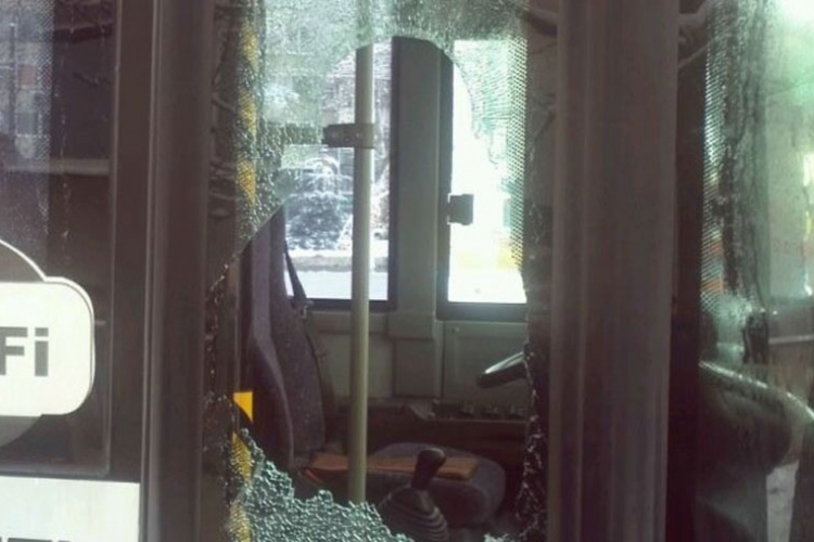 Sarajevo: Metalnim cijevima polupao prozore autobusa Centrotrans