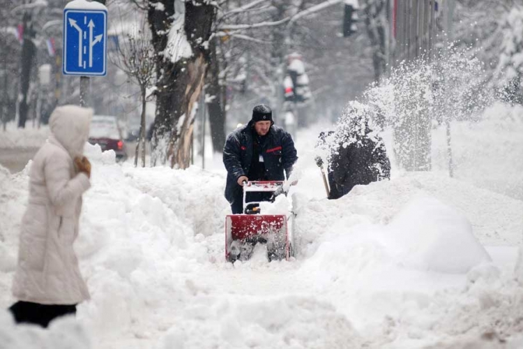 Banjaluka i dalje najviše zatrpana, građani pojedinih ulica i naselja odsječeni (FOTO)