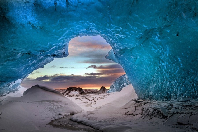 Zavirite u fascinantne ledene pećine Islanda (FOTO)