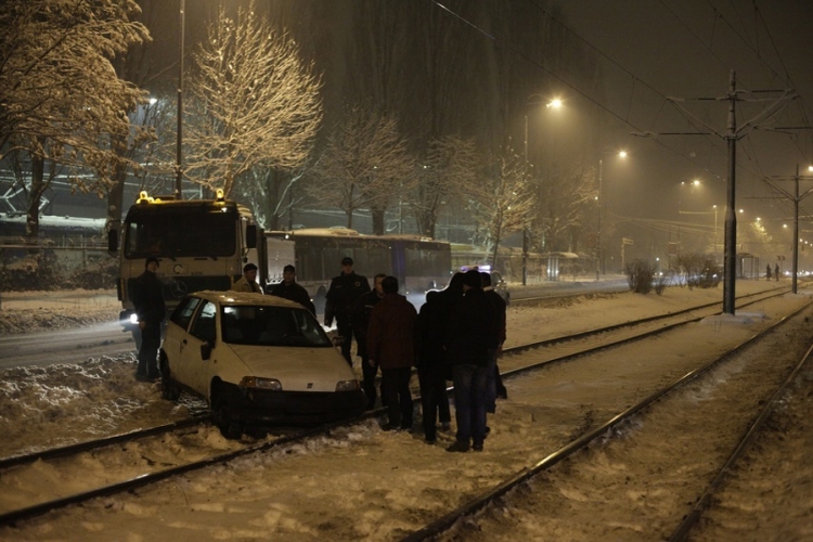 Sarajevo: Automobil završio na šinama