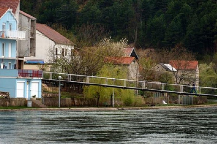 Nakon nesreće u Čaporicama vozač skočio u Cetinu