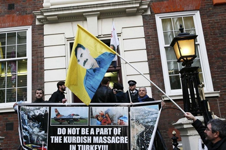 Kurdi blokirali sjedište Kameronove partije u Londonu (VIDEO)