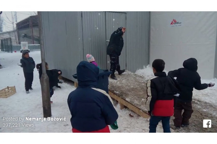 Hit na internetu: Djeca izbjeglica se grudvaju sa srpskim policajcima (VIDEO)