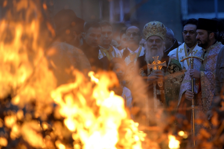 Patrijarh Irinej: Badnjak je znak po kome prepoznaju Srbe
