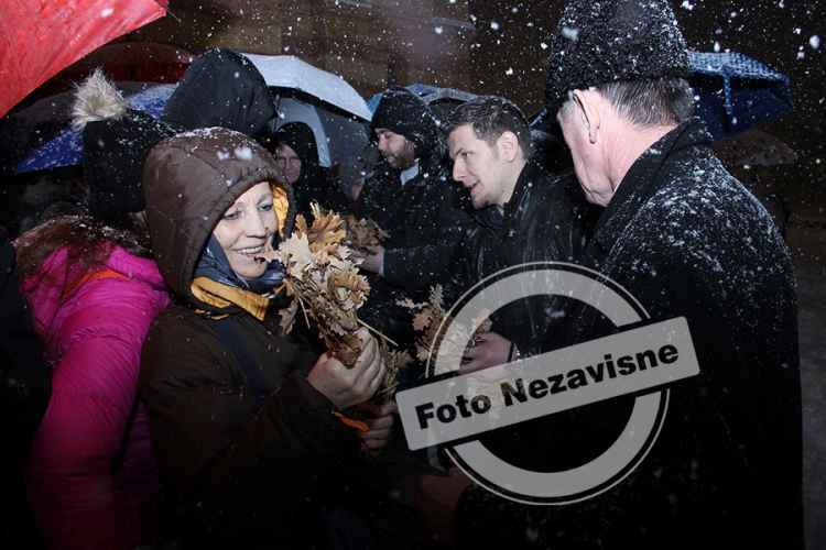 Svjetlost badnjaka najavila radost Božića (FOTO)