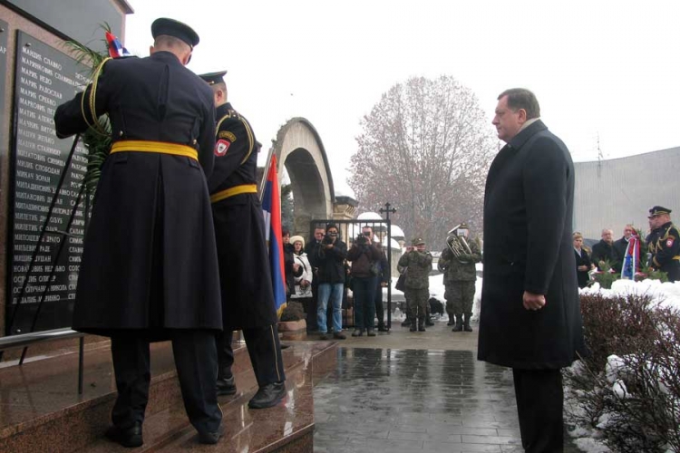 Dan Srpske je dokaz njenog jačanja: Polaganjem vijenaca počelo obilježavanje Dana Republike (FOTO)