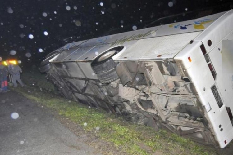Na putu Doboj Derventa sletio autobus, nema povrijeđenih