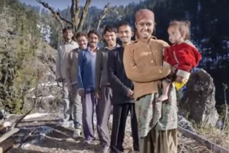 Ima 21 godinu i već je u braku, i to sa 5 braće (VIDEO)