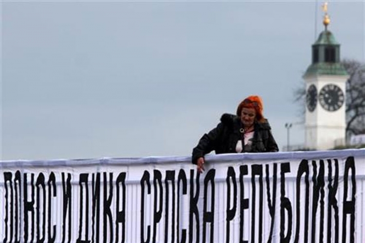 Transparenti u Novom Sadu povodom Dana Republike Srpske: Ponos i dika Srpska Republika (FOTO)
