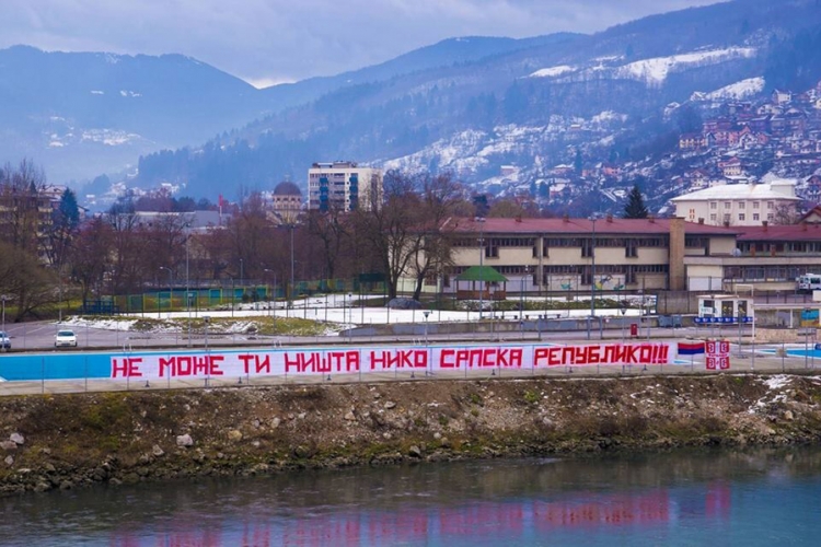 U Foči postavljen transparent dug 50 metara