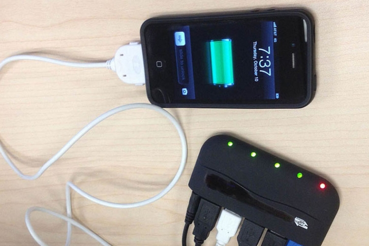 Zbog čega je opasno da punjači za mobilne budu stalno uključeni?