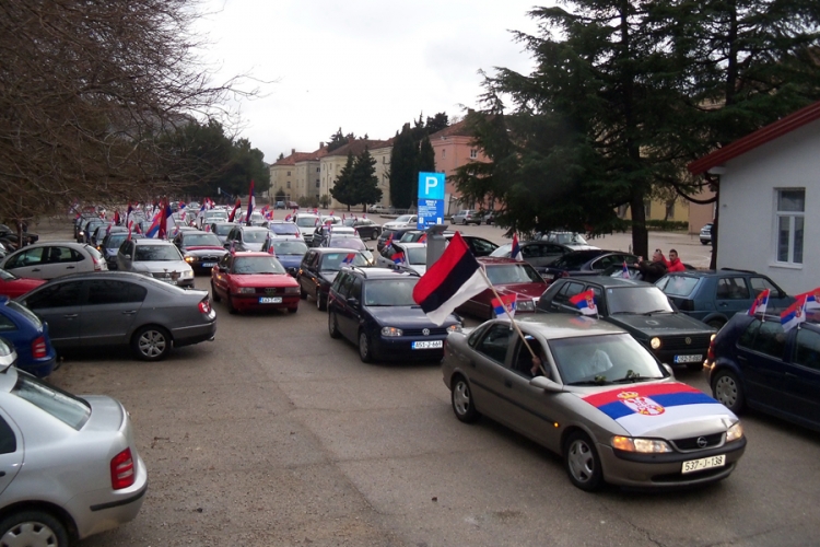 U koloni automobila u Trebinju slavili Dan RS