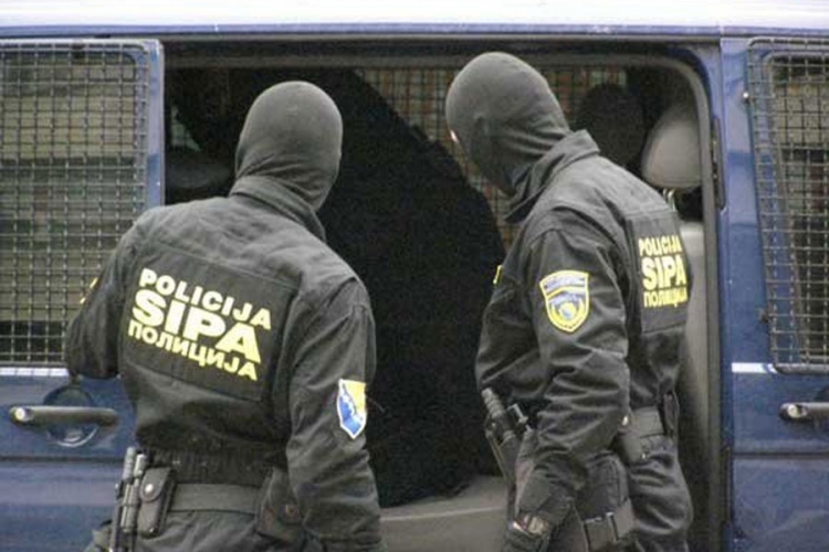 SIPA uhapsila tri osobe u Velikoj Kladuši: Pronađene bombe, mačeta, zastave Islamske države