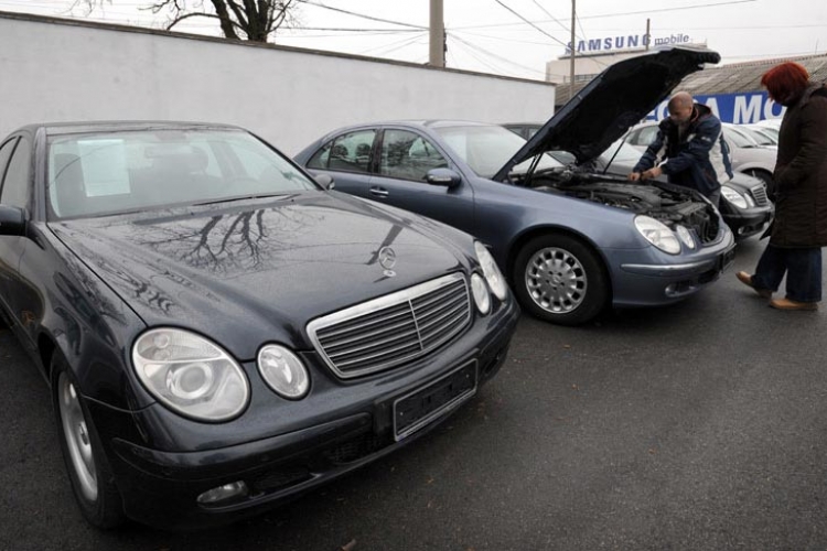 Političari se takmiče u naoružavanju dok auto mafija uživa u "bratstvu i jedinstvu"