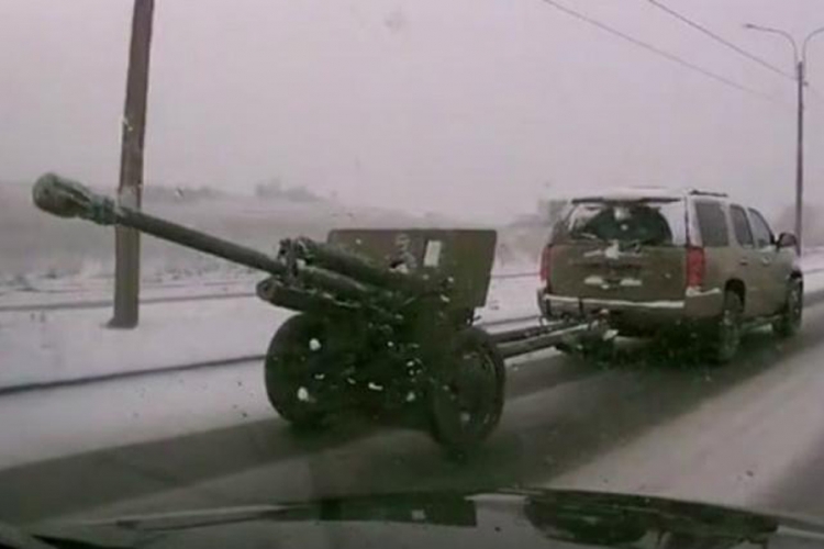 Na auto zakačio top (VIDEO)