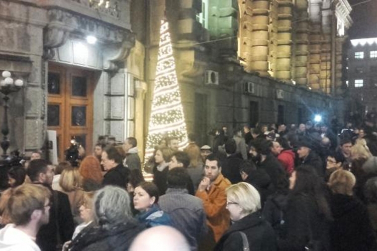 Protest širom Srbije: "Novinari ne kleče", zahtjev za smjenu Gašića


