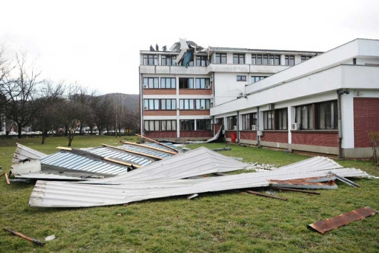 Olujno nevrijeme u Banjaluci: Više naselja bez struje, voda ušla u podrume i dvorišta (FOTO)
