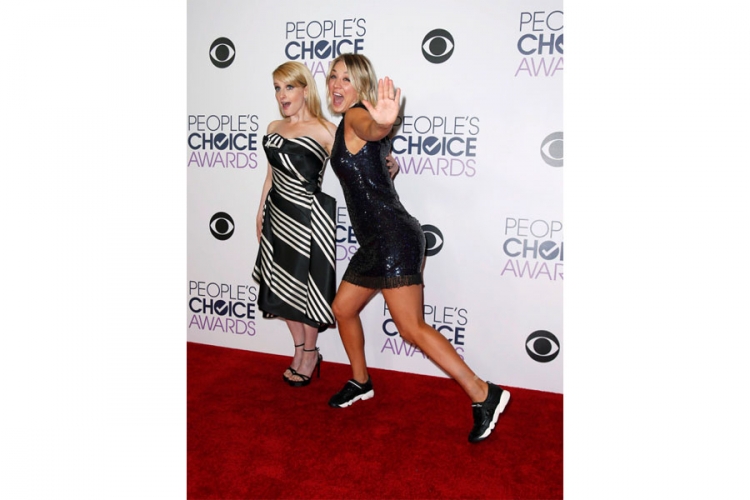 Kaley Cuoco na crveni tepih stigla u tenisicama