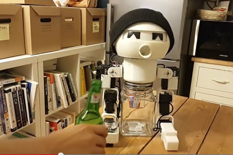 Napravljen robot koji pravi društvo pri piću (VIDEO)