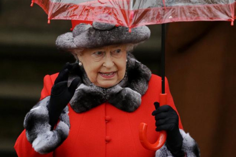 Britanska kraljica na poklon dobila med, so, plišanu igračku...