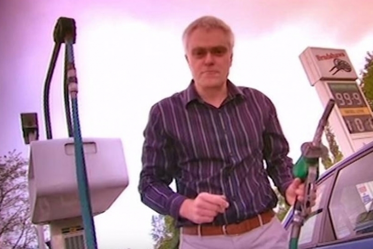 Evo šta se desi kad u auto sipate pogrešno gorivo (VIDEO)