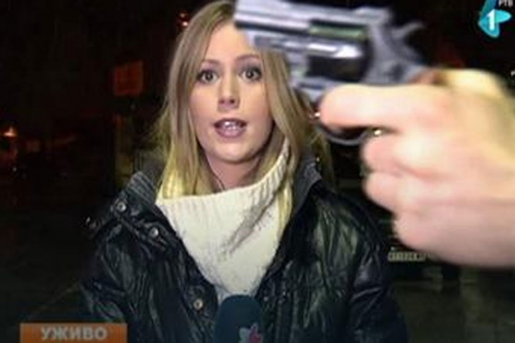 Novi Sad: Mahao oružjem i prijetio televizijskoj ekipi (VIDEO)